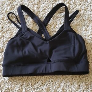 Lululemon double layered sports bra w/front pocket